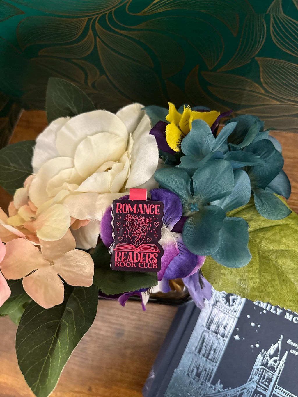 Romance readers magnetic bookmark